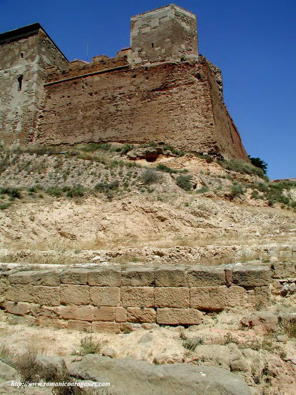 MURO SUR DEL TEMPLO. AL FONDO, EL CASTILLO